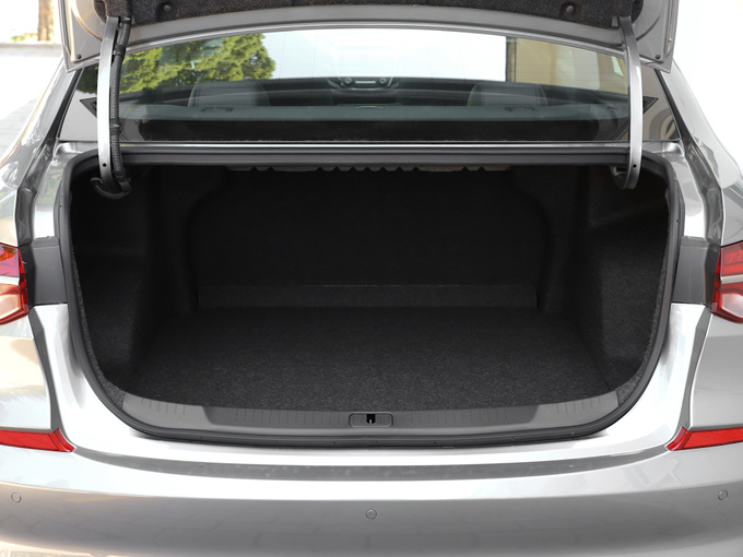 雪佛兰 RS 330T 自动畅快版 后备箱