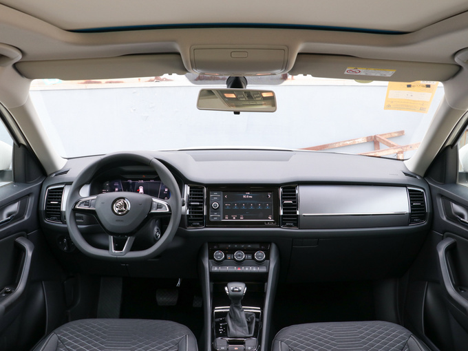 斯柯达  改款 TSI330 5座两驱舒适版 大中控全景