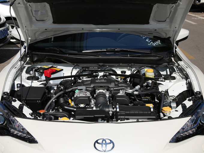 丰田(进口)  2.0L 发动机舱