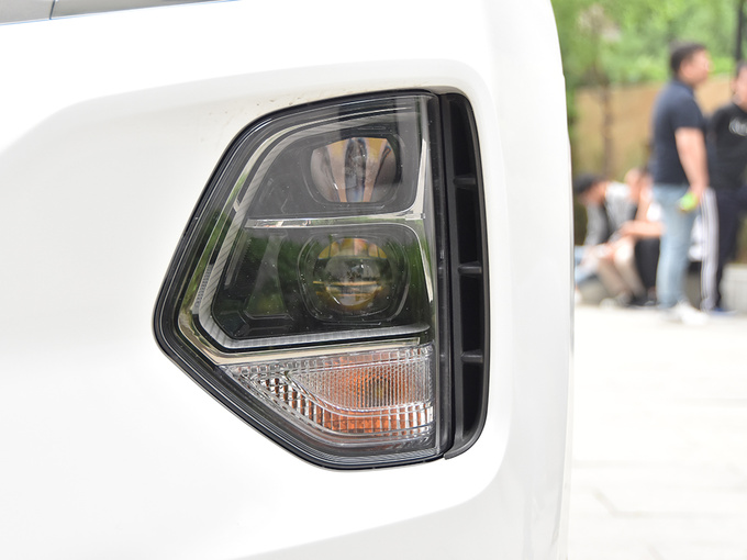 北京现代  380 TGDi TOP 左前雾灯