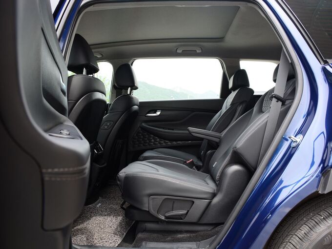 北京现代 380 TGDi TOP 第二排空间