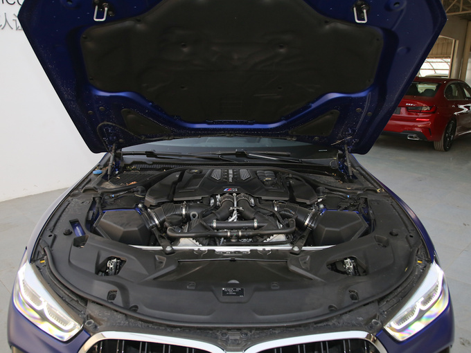 宝马M  M8 发动机舱