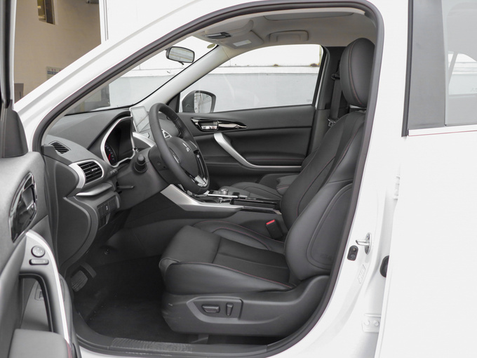 广汽三菱  1.5T CVT两驱梦想版 前排空间