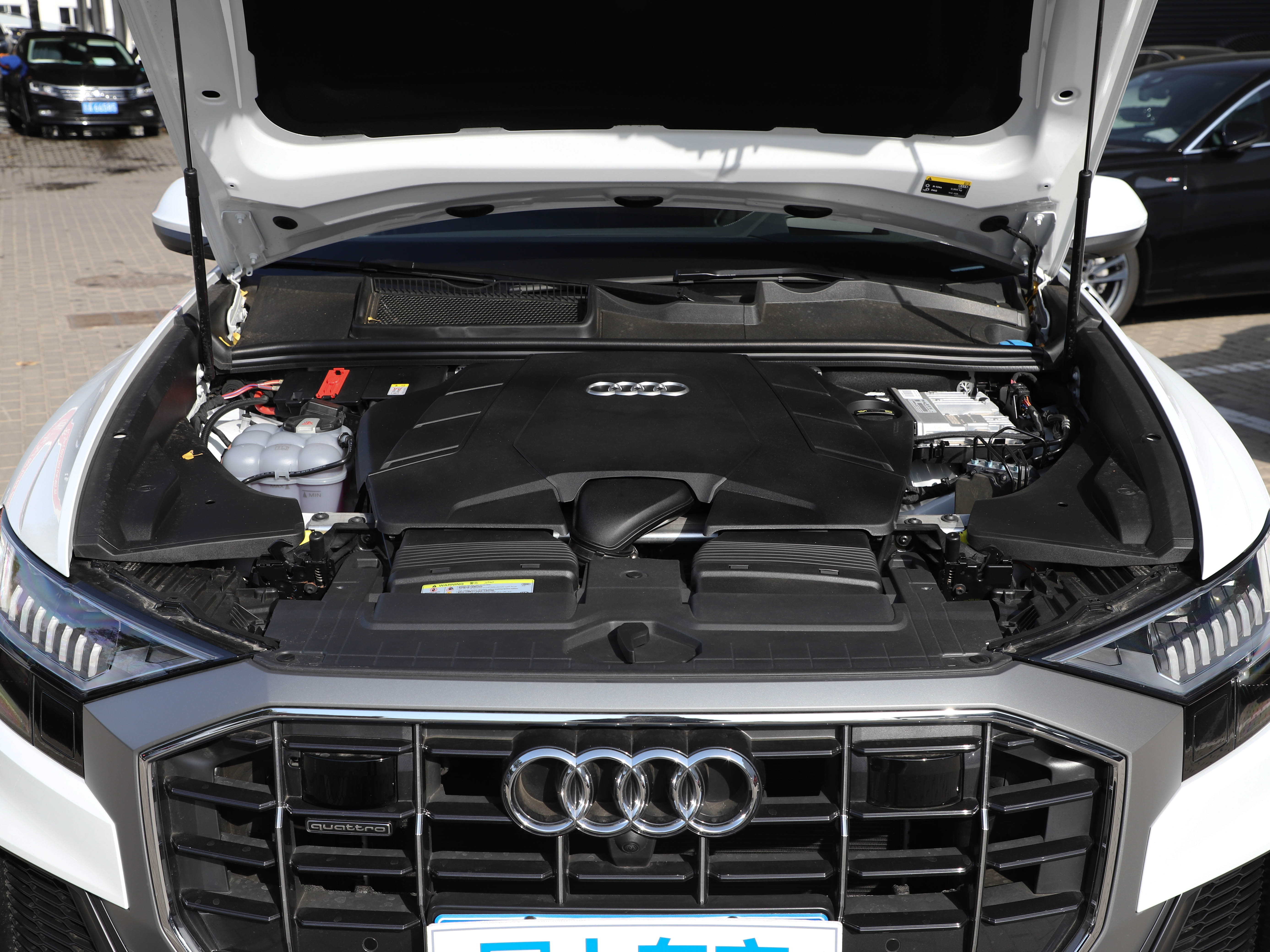 奥迪(进口)  55 TFSI 至尊限量版 发动机舱