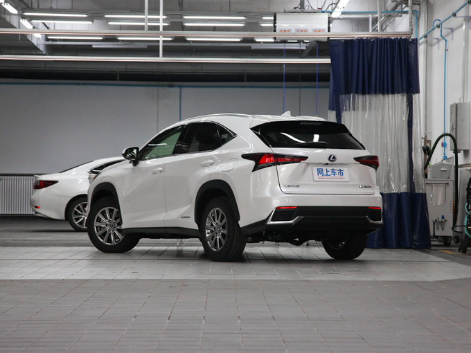 雷克萨斯 300h 前驱 锋尚版 左后正45度
