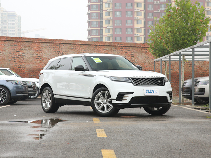 路虎  P250 R-DYNAMIC 右前正45度