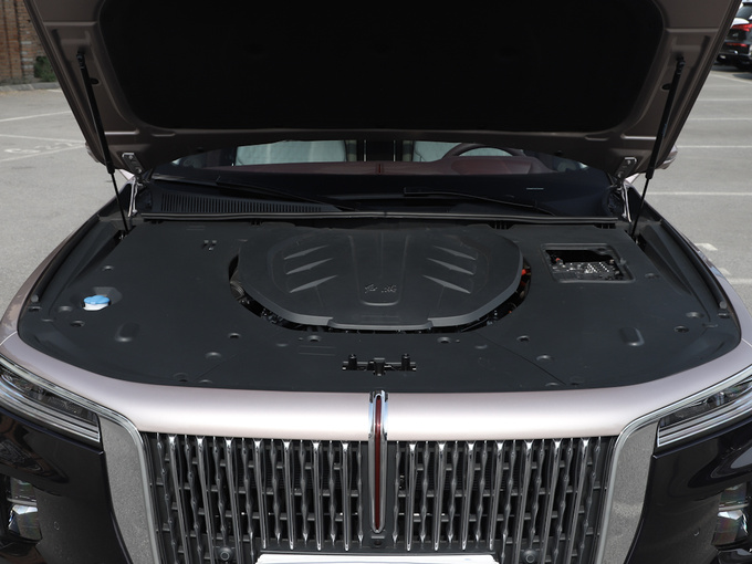 一汽红旗 3.0T 发动机舱