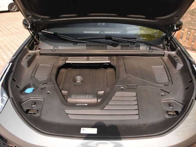 领克  2.0TD 发动机舱