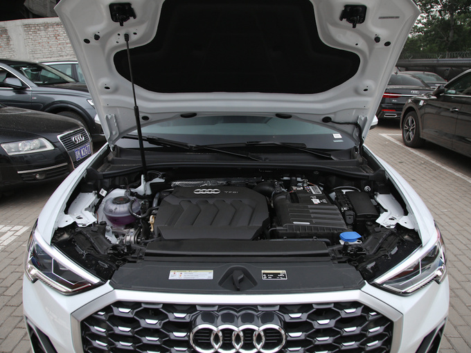 一汽奥迪  Sportback 40 TFSI 发动机舱