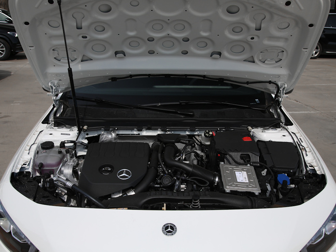 北京奔驰  改款 A 200 L 发动机舱