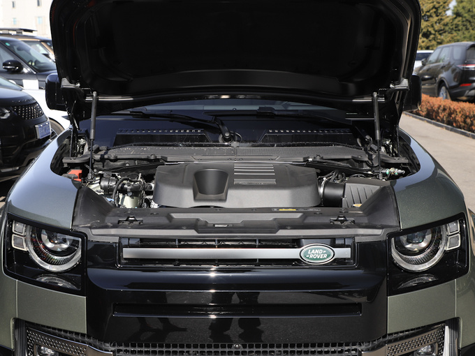 路虎  110 X 发动机舱