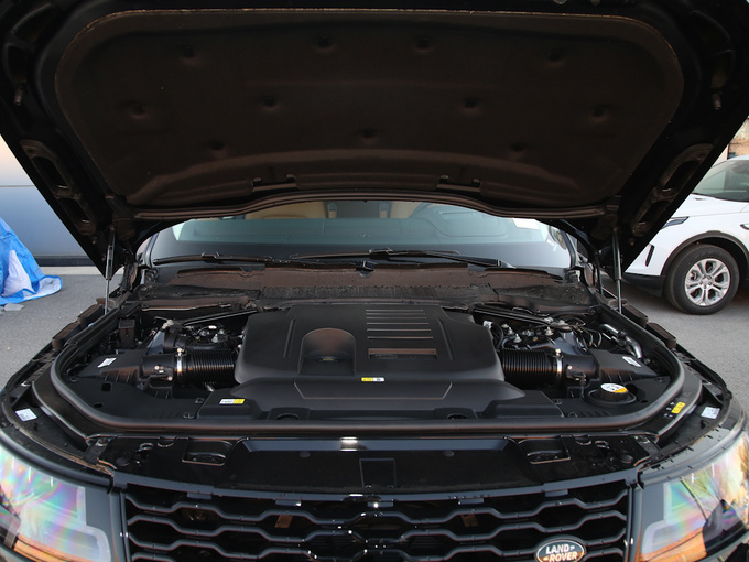 路虎  3.0 L6 发动机舱
