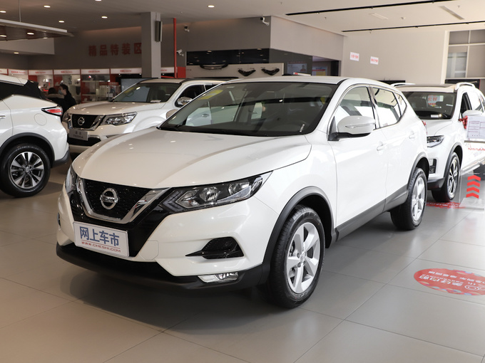 东风日产  2.0L 左前正45度