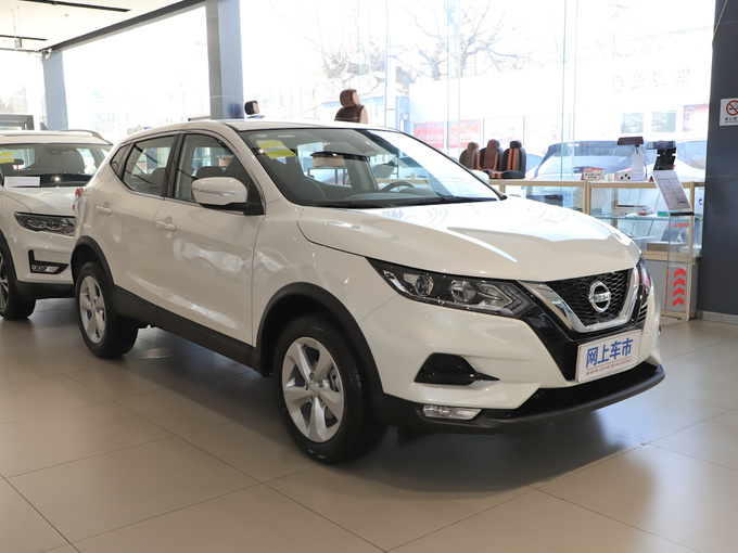 东风日产  2.0L 右前正45度