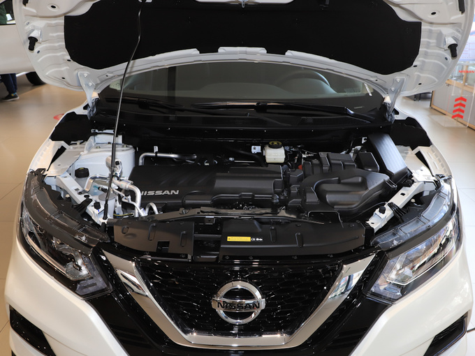 东风日产  2.0L 发动机舱