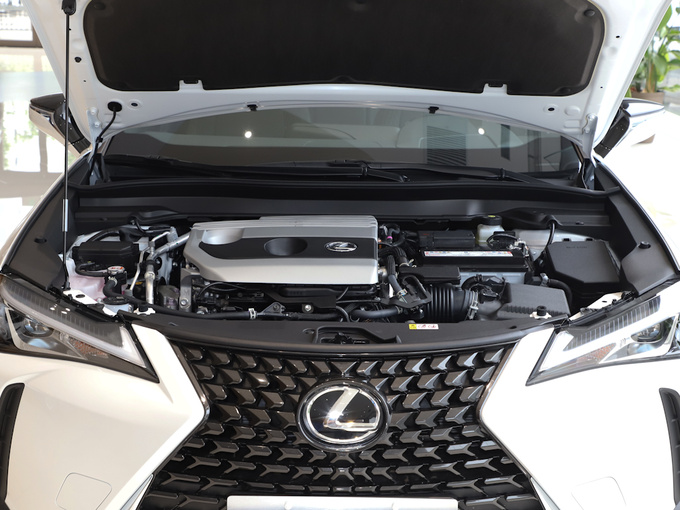 雷克萨斯  200 发动机舱