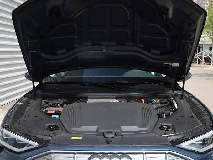 奥迪(进口)  Sportback 55 quattro 发动机舱