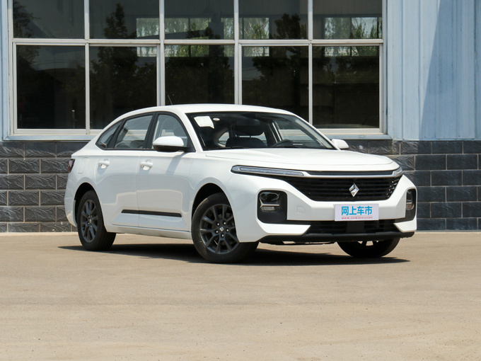 上汽通用五菱  1.5L 右前正45度