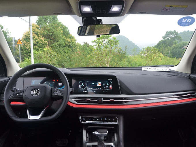 长安汽车  蓝鲸版 1.5T 大中控全景