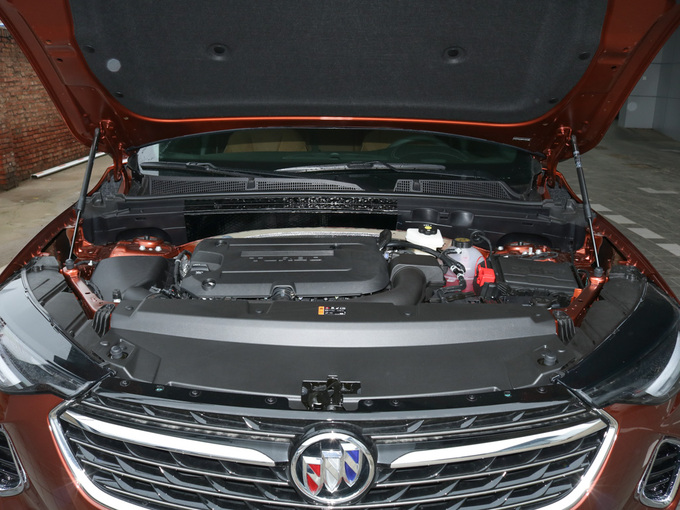 别克  652T 发动机舱