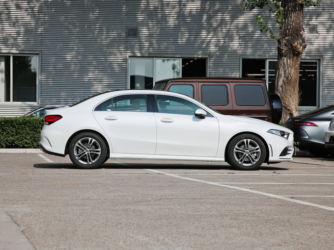 北京奔驰  再改款 A 180 L 正右侧