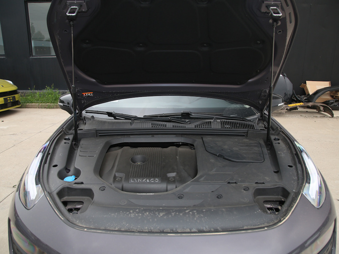 领克  2.0T 自动两驱耀 发动机舱