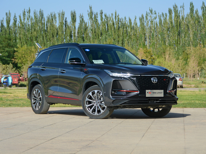 长安汽车  2.0T 右前正45度