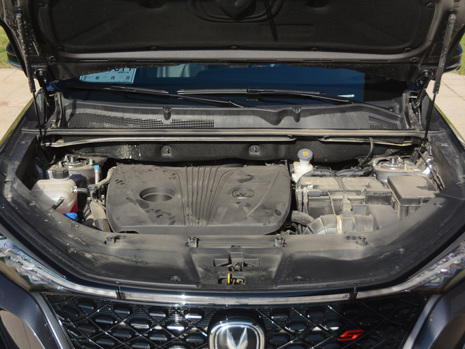长安汽车  2.0T 发动机舱