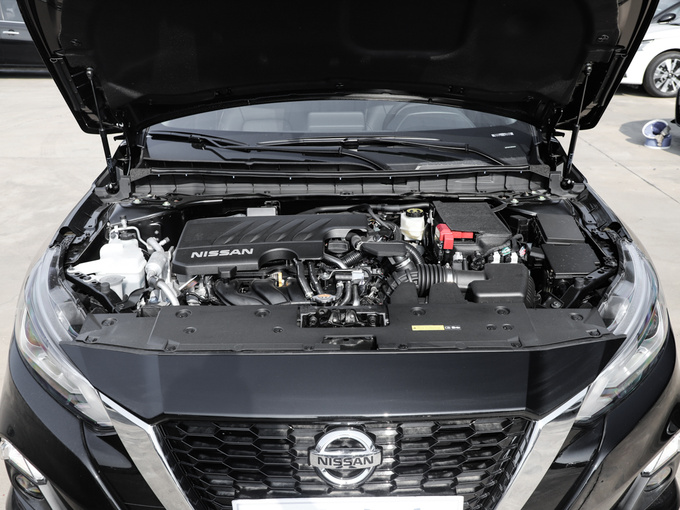 东风日产  2.0L XL 发动机舱