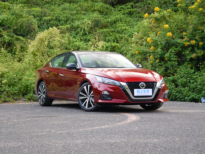 东风日产  2.0T XV AD1 右前正45度