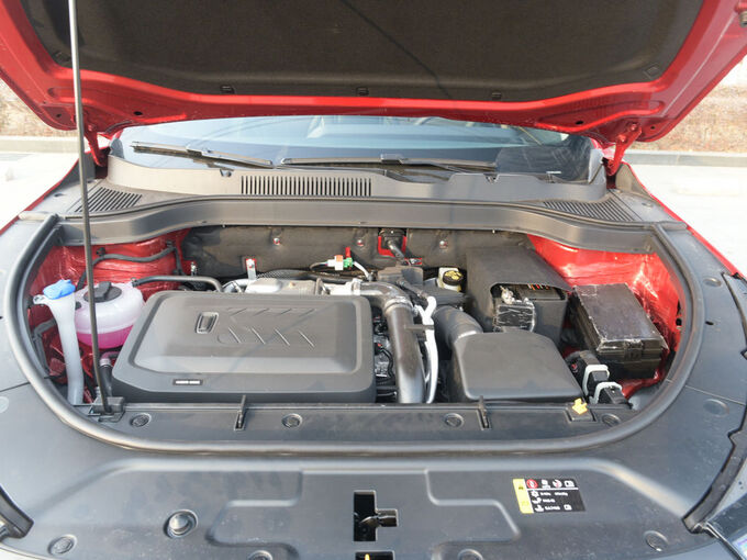 一汽奔腾  1.5T 发动机舱