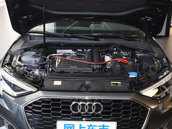 一汽奥迪  A3L Limousine 35 TFSI 发动机舱