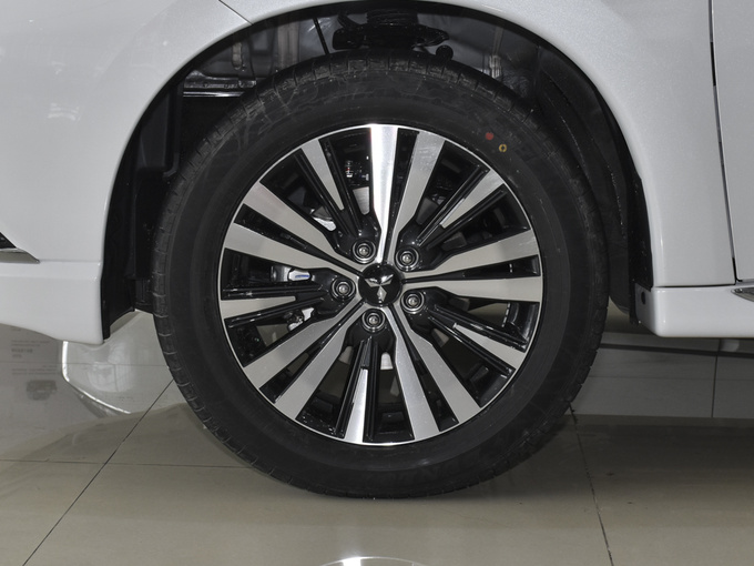 广汽三菱  2.4L 四驱致享版 左前轮