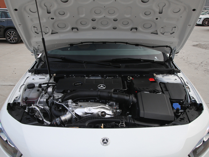 北京奔驰  A 220 L 4MATIC 运动轿车 发动机舱