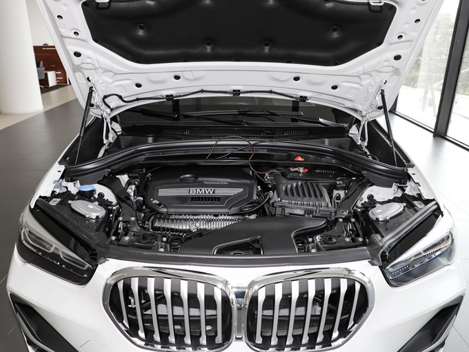 华晨宝马  改款 xDrive25Li 发动机舱
