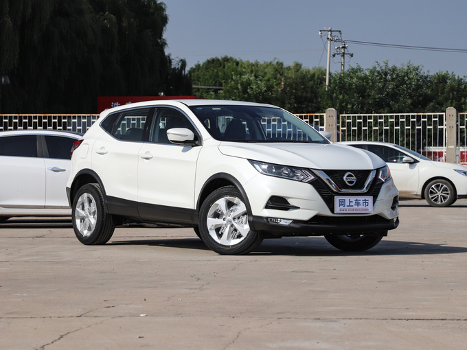 东风日产  2.0L CVT 右前正45度