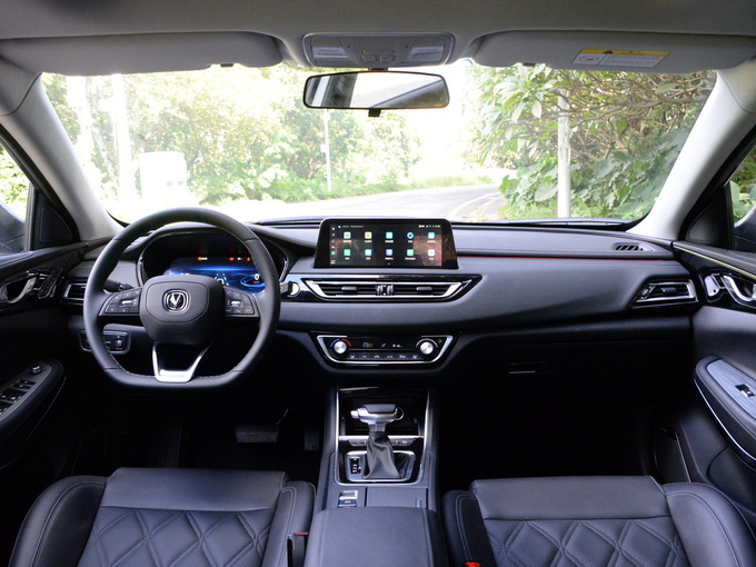 长安汽车  蓝鲸版 1.5T 大中控全景