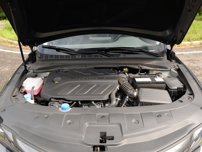 长安汽车  蓝鲸版 1.5T 发动机舱