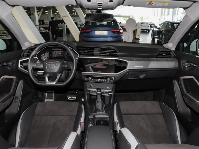 一汽奥迪  40 TFSI 大中控全景