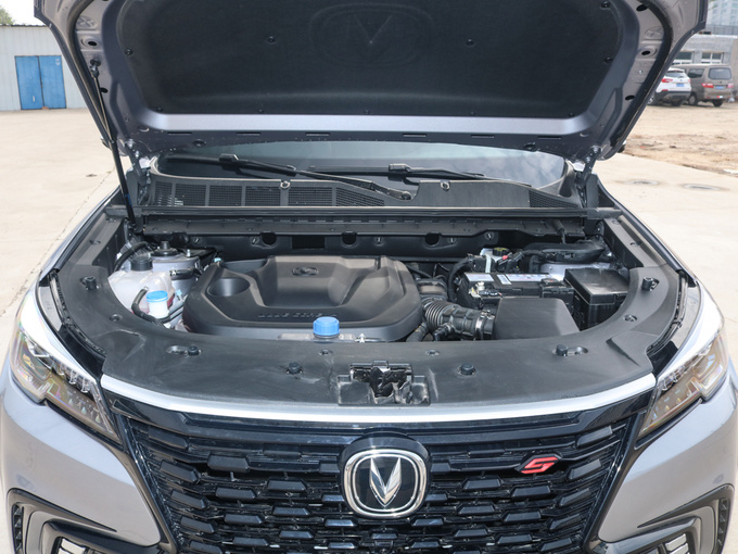长安汽车  1.5T 发动机舱