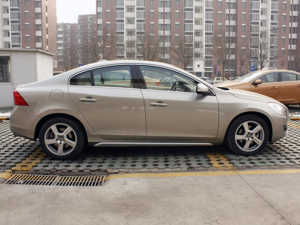 沃尔沃S60车辆正右侧