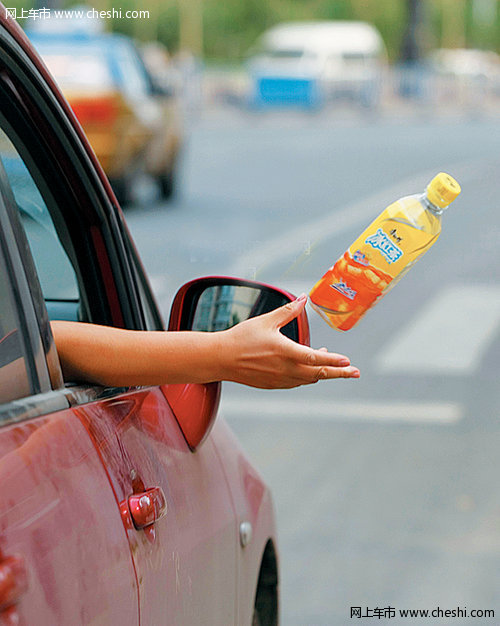 司机开车时乱扔垃圾袋 险致后车出事