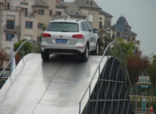 半弧拱桥主要测试车辆的通过性能,途锐的最大接近角和离去角为33度,最