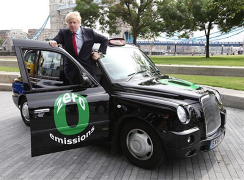 伦敦市市长boris johnson与tx4闭幕式上亮相的伦敦黑色出租车在英国