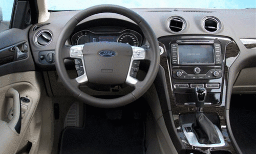 蒙迪欧-致胜在内饰设计上表现不华丽却也不落伍,中控台设计还是有点