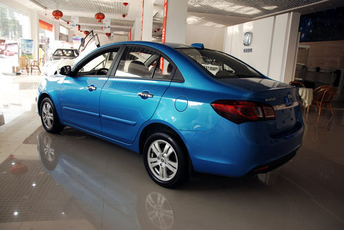 新车信息:悦翔v5外观设计上最大的特点就是前脸造型与马自达3星骋极为