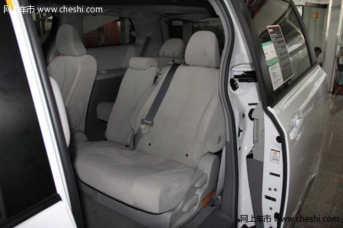 丰田塞纳3.5L四驱 顶级配置商务版坐席
