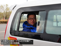 后排空间很强大 体验福田蒙派克9座MPV