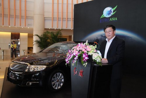 崔大勇先生亲手将红旗h7的车钥匙交给欧亚经济论坛副秘书长杨六齐先生