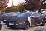 全新起亞K7路試諜照 或換裝新車標(biāo)/有望明年亮相